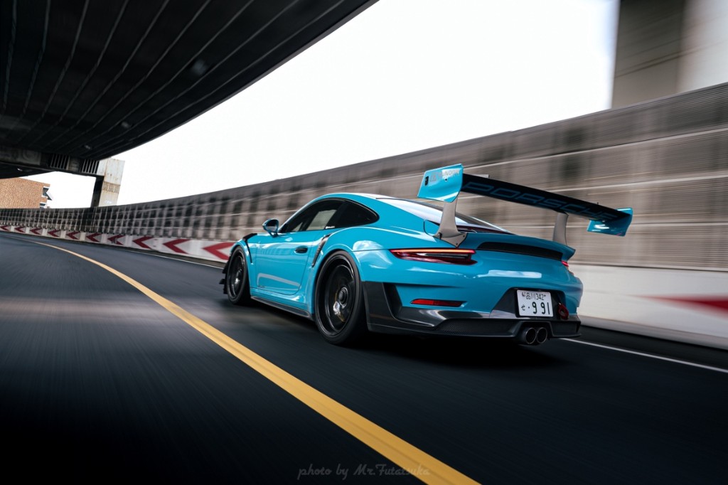 高速走行するポルシェ911 GT3RS